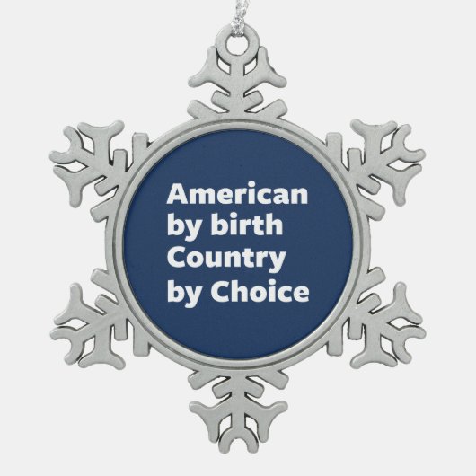 Amerikaner durch Geburt, Land durch Wahl Schneeflocken Zinn-Ornament (Vorderseite)