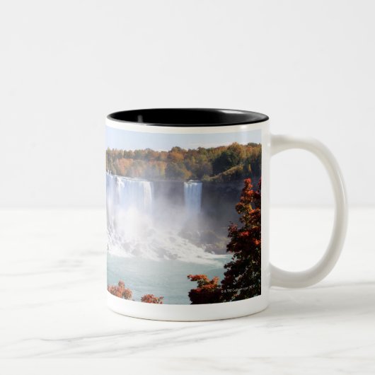 Amerikaner fällt bei Niagara Falls Zweifarbige Tasse (Rechts)