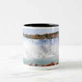 Amerikaner fällt bei Niagara Falls Zweifarbige Tasse (Mittel)