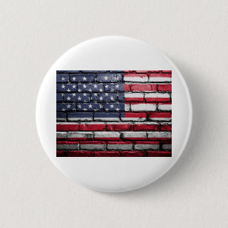 Amerikanische Fahne an einer Ziegelwand Button