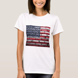 Amerikanische Fahne an einer Ziegelwand T-Shirt