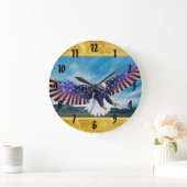 Amerikanische Flagge Adler fliegt in der Himmelsgo Große Wanduhr (Zuhause)