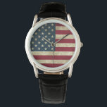 Amerikanische Flagge Armbanduhr<br><div class="desc">Stil: Die Crown Protector Armbanduhr ist mit einem schwarzen Lederriemen und einer auffälligen Schutzkappe ausgestattet. Die Crown Protector Watch wurde speziell für den modernen Menschen entwickelt. Perfekt für einen sportlichen und robusten Look, personalisieren Sie diese Uhr mit Designs und Text für ein einzigartiges und robustes Uhrwerk! Armbanduhr-Material für Männer: Gesichtshaut:...</div>