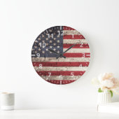 Amerikanische Flagge auf altem hölzernem Korn Große Wanduhr (Zuhause)