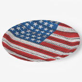 Amerikanische Flagge auf gewittertem Holzplanmuste Pappteller (Schrägansicht)