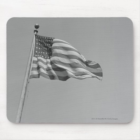 Amerikanische Flagge auf Mast Mousepad (Vorne)
