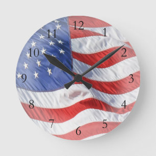 Amerikanische Flagge, bewegend in Wind wellenartig Runde Wanduhr