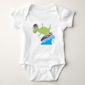Amerikanische Flagge Dinosaurier Surfing Baby Strampler (Vorderseite)