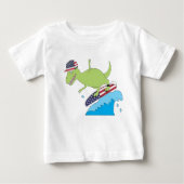 Amerikanische Flagge Dinosaurier Surfing Baby T-shirt (Vorderseite)