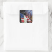 Amerikanische Flagge, Feuerwerk und Freiheitsstatu Quadratischer Aufkleber (Tasche)