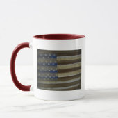 AMERIKANISCHE FLAGGE GEMALT AUF ROSTIGEM ZINN TASSE (Links)