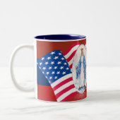 Amerikanische Flagge Gesegnete Jungfrau Mary Zweifarbige Tasse (Links)
