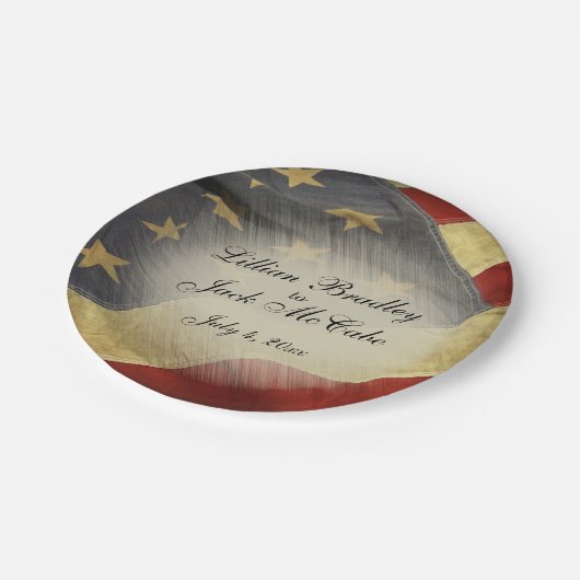 Amerikanische Flagge - Hochzeitnamen und Datum Pappteller (Schrägansicht)