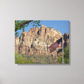 Amerikanische Flagge im Zion-Nationalpark I Leinwanddruck (Vorderseite)