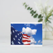 Amerikanische Flagge in blauem Himmel Postkarte (Stehend Vorderseite)