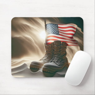 Amerikanische Flagge in Militärbooten Mousepad