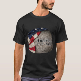Amerikanische Flagge mit "1776 - 2026" auf grauem T-Shirt