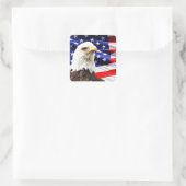 Amerikanische Flagge mit Bald Eagle Quadratischer Aufkleber (Tasche)