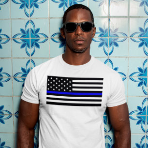 Amerikanische Flagge mit dünner blauer Linie unter T-Shirt