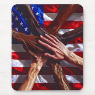 Amerikanische Flagge mit Händen verschiedener Amer Mousepad