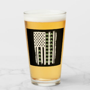Amerikanische Flagge mit Kleeblättern für St Patri Glas
