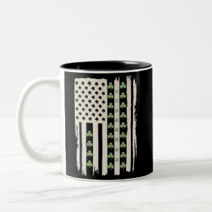 Amerikanische Flagge mit Kleeblättern für St Patri Zweifarbige Tasse