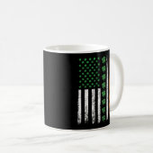 Amerikanische Flagge mit Kleeblättern St Patricks  Kaffeetasse (VorderseiteRechts)