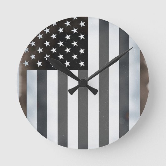 Amerikanische Flagge mit schwarzem und weißem Hint Runde Wanduhr (Vorderseite)