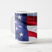 Amerikanische Flagge mit sitzender Bull-Tasse Kaffeetasse (Vorderseite Links)