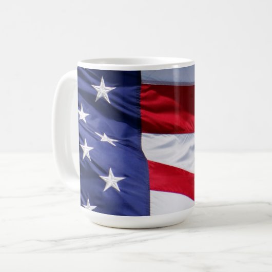 Amerikanische Flagge mit sitzender Bull-Tasse Kaffeetasse (Vorderseite Links)