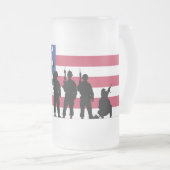 Amerikanische Flagge mit Soldaten-Silhouette Mattglas Bierglas (VorderseiteRechts)