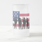 Amerikanische Flagge mit Soldaten-Silhouette Mattglas Bierglas (Mittel)