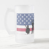 Amerikanische Flagge mit Soldaten-Silhouette Mattglas Bierglas (Links)