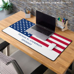 Amerikanische Flagge Personalisiert USA Militär Schreibtischunterlage<br><div class="desc">Thin Blue Line Police Desk Mat - Amerikanische Flagge modernes, weißes und blaues Design. Personalisieren mit dem Namen der Offiziere. Diese personalisierte Militärschreibmatte eignet sich hervorragend für militärische Zweigstellen, Veteranen, Polizeiabteilungen und Strafverfolgungsbeamte. COPYRIGHT © 2023 Judy Burrows, Black Dog Art - Alle Rechte vorbehalten. American Flag Personalisiert USA Militärische Schreibmatte...</div>