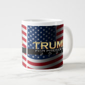 Amerikanische Flagge Trump 2024 Gold Patriotic Jumbo-Tasse (Vorderseite Rechts)