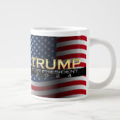 Amerikanische Flagge Trump 2024 Gold Patriotic Jumbo-Tasse (Rechts)