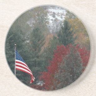 Amerikanische Flagge und Berge mit fallendem Schne Untersetzer