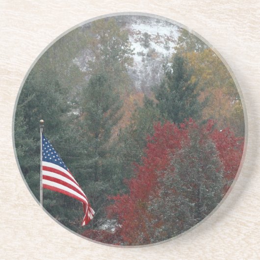 Amerikanische Flagge und Berge mit fallendem Schne Untersetzer (Vorne)