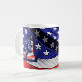 Amerikanische Flagge und Buchstabe "A" auf beiden  Kaffeetasse (Vorderseite Links)
