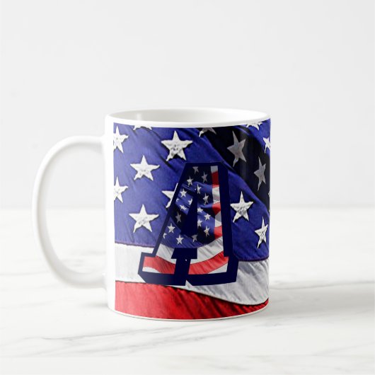 Amerikanische Flagge und Buchstabe "A" auf beiden  Kaffeetasse (Links)
