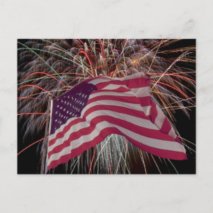 Amerikanische Flagge und Feuerwerke Postkarte