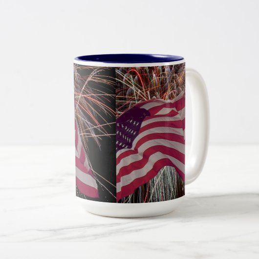 Amerikanische Flagge und Feuerwerke Zweifarbige Tasse (VorderseiteRechts)