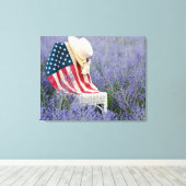 Amerikanische Flagge und Hut auf dem Vorsitz Leinwanddruck (Insitu (Holzboden))