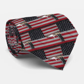 Amerikanische Flagge und Krawatte von Waffen (Gerollt)
