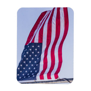 Amerikanische Flagge weht hoch gegen einen hellbla Magnet