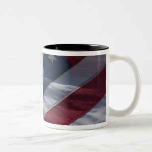 Amerikanische Flagge. Zweifarbige Tasse