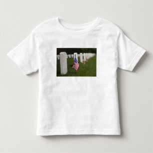 Amerikanische Flaggen auf den Gräbern amerikanisch Kleinkind T-shirt