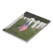 Amerikanische Flaggen auf Gräbern amerikanischer V Notizblock (Rotiert)