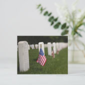 Amerikanische Flaggen auf Gräbern amerikanischer V Postkarte (Stehend Vorderseite)