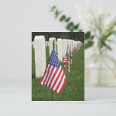 Amerikanische Flaggen auf Gräbern amerikanischer V Postkarte (Stehend Vorderseite)